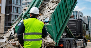 Вывоз строительного мусора в Саянске: услуги лицензированной компании — ПроМусор